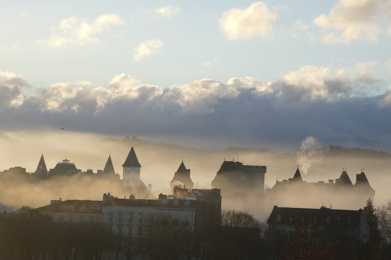 Vue de Pau Cession de cabinet d'administration de bien.